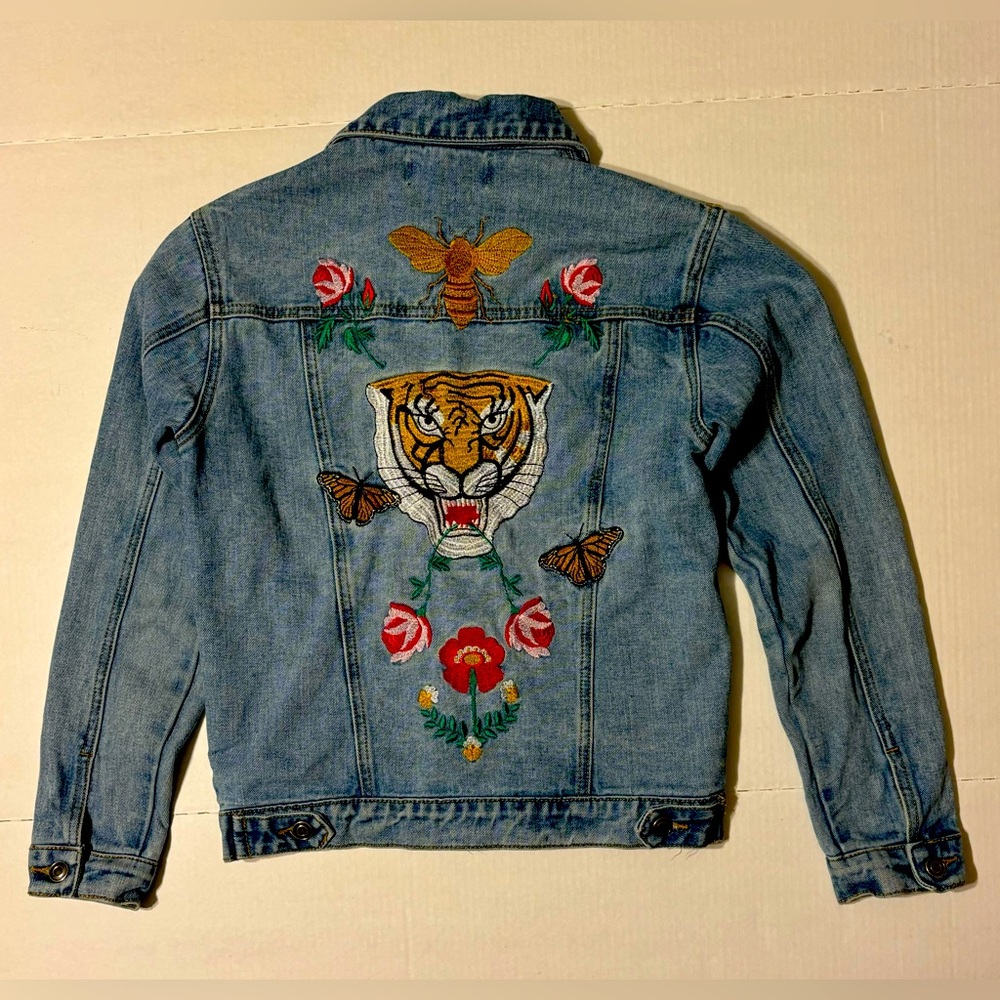 Womens Denim Jacket Sz Small Lion Rose Bee Butterfly Embroidered Blue Forever 21
